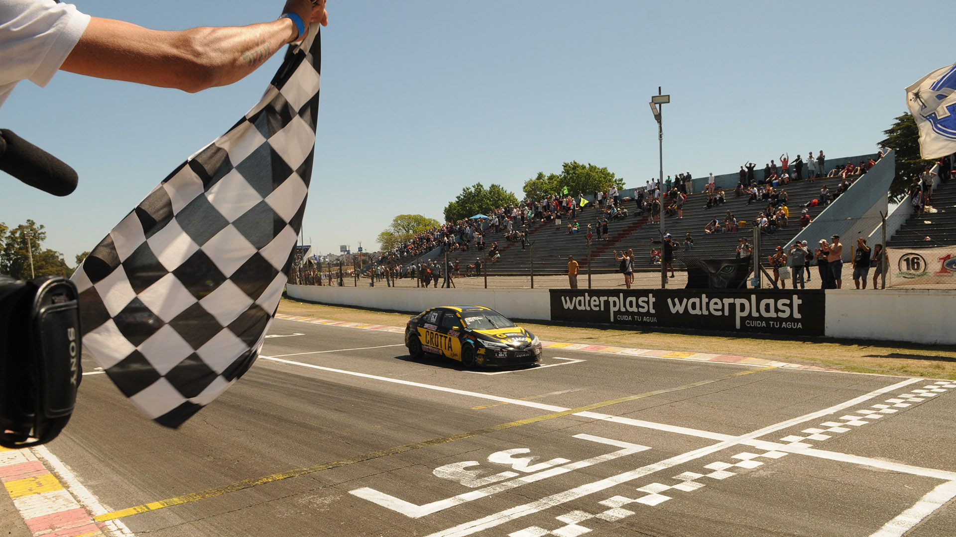 Las fotos de la levantada de Pernía y Castellano: merlo bandera.jpg